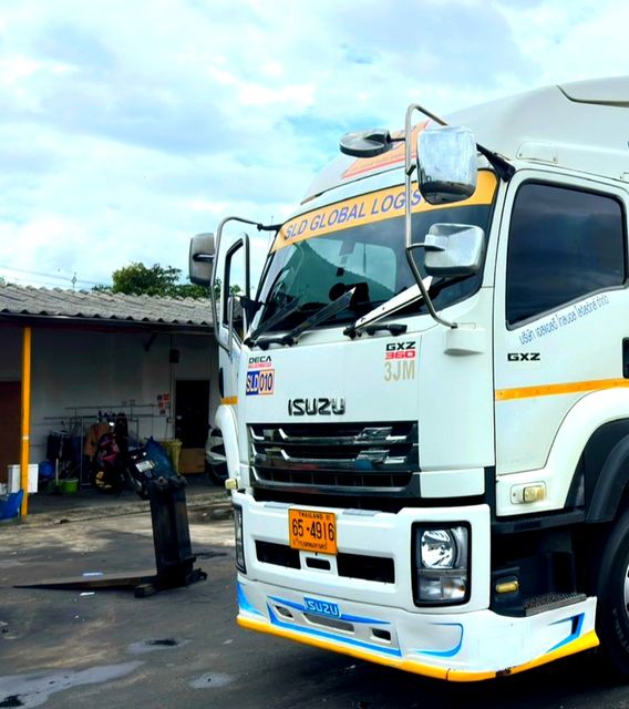 รถหัวลากพ่วงตู้ SLD Global Logistics · E72 ภาพที่ 1